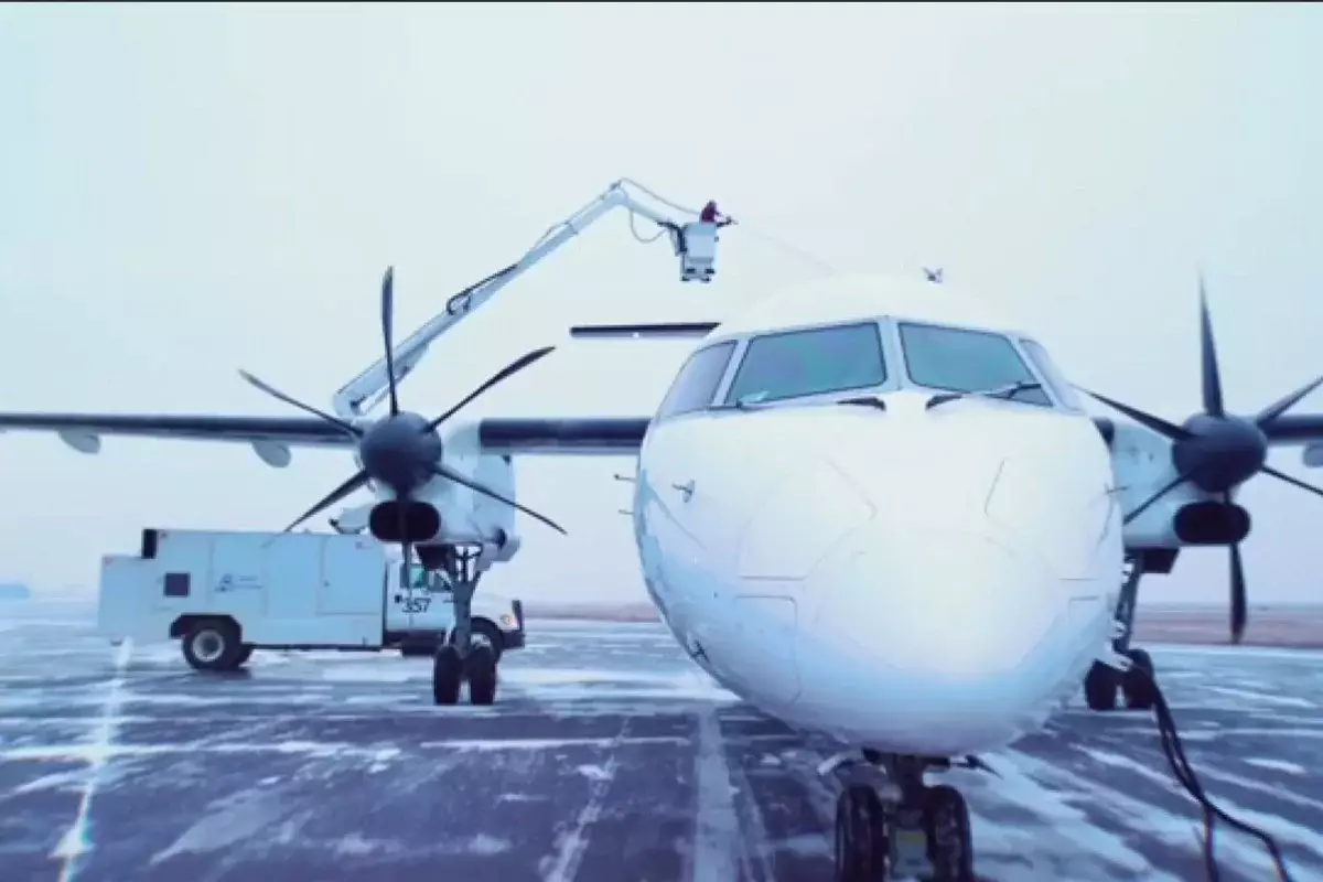 Почему самолеты от обледенения обрабатывают после посадки пассажиров, объяснили в КГА