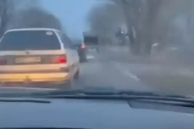 Көлікке байлап, жол үстінде сүйреген: Желіде жантүршігерлік видео жарияланды