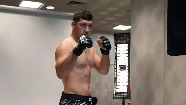 Казахстанец узнал следующего соперника в UFC