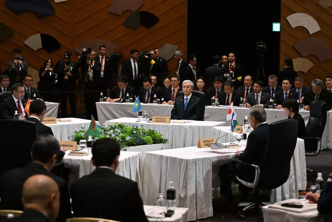 Токаев поддержал участие Японии в модернизации таможни порта Актау и развитии Среднего коридора