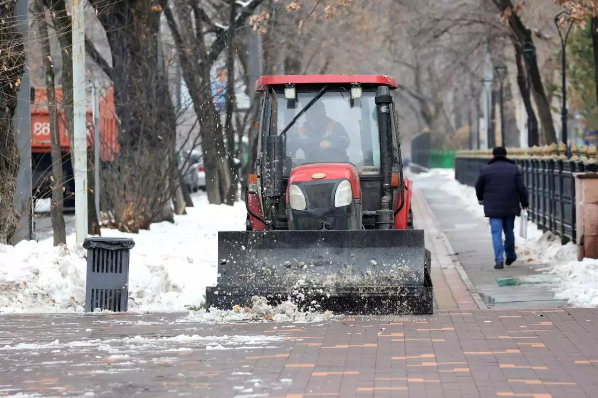 Коммунальные службы Алматы продолжают уборку города после снегопада