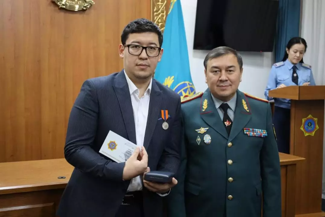 Астанчанина наградили медалью за спасение мужчины, провалившегося под лёд