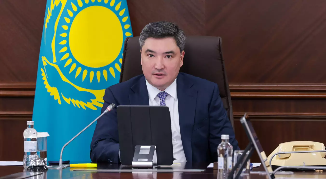 Бектенов ответил депутатам по парковкам в Астане и Алматы