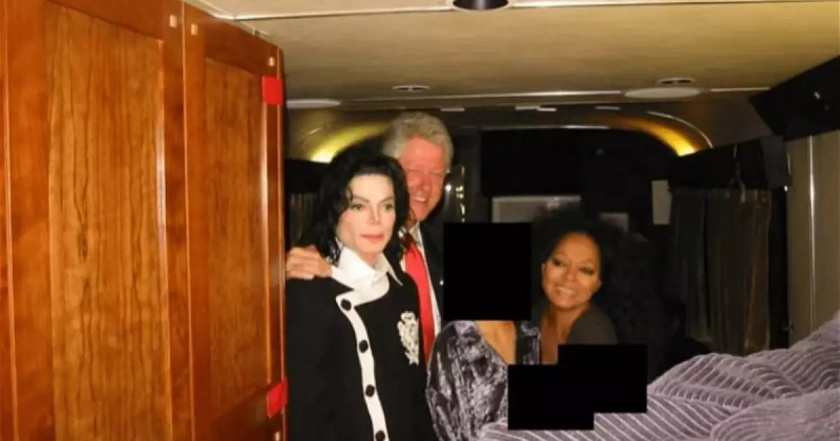  Билл Клинтон Майкл Джексонды құшақтап тұр: ФБР Эпштейн ісі бойынша жаңа фотоларды жариялады 