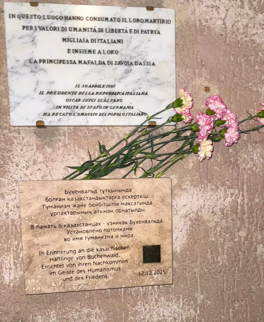 Тарихшы Перизат Садуакас Бухенвальдтағы қазақстандық тұтқындарға арналған ескерткіш тақтасын орнатты