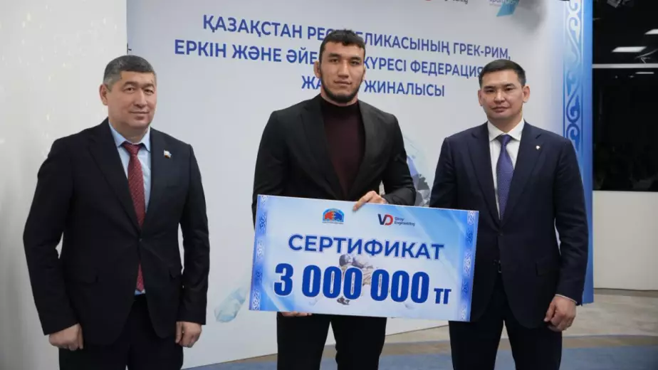 Квартиры, деньги, ордена: кто из казахстанских борцов получил награды по итогам 2025 года