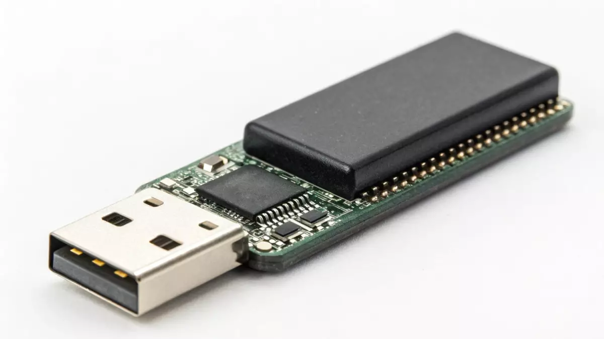 Микро-ПК размером с флешку: Azulle Acces Arm выходит на рынок