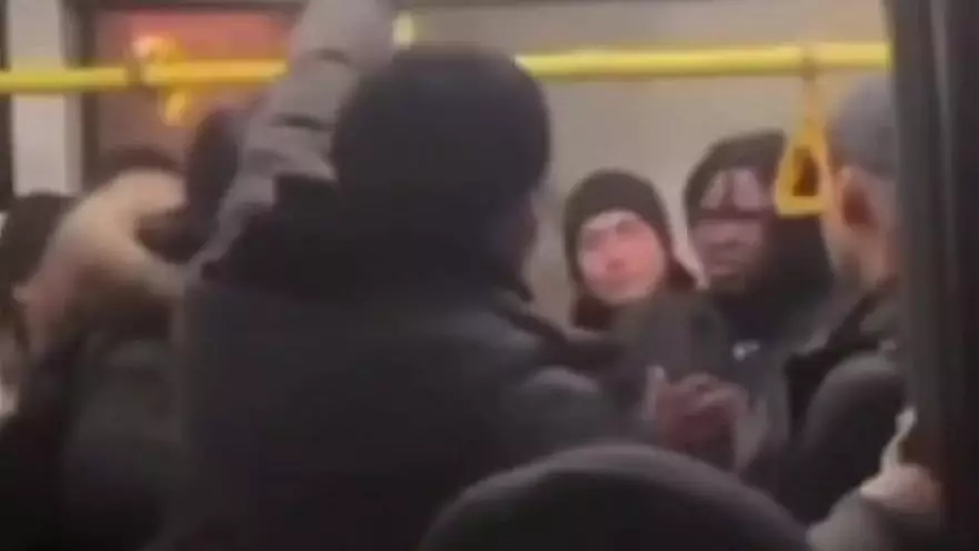 Автобустағы жанжал: Шетел азаматына шабуыл жасағанға іс қозғалды