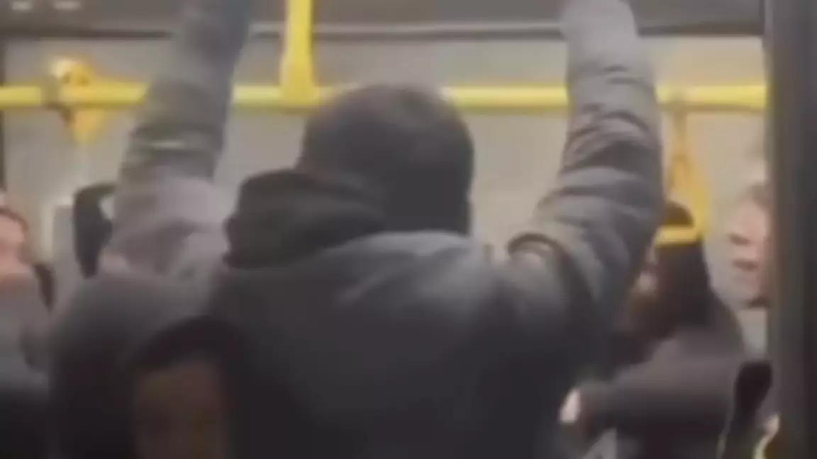 Бірнеше алматылық автобуста шетелдікті соққыға жыққан