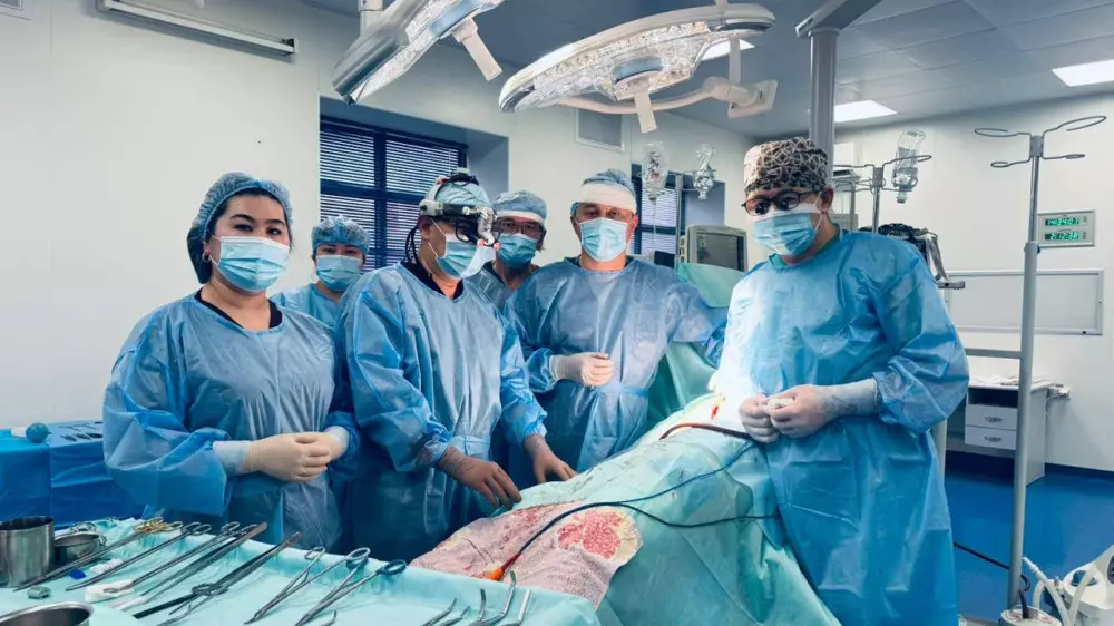 Страдавшему высоким давлением казахстанцу пересадили его же почку