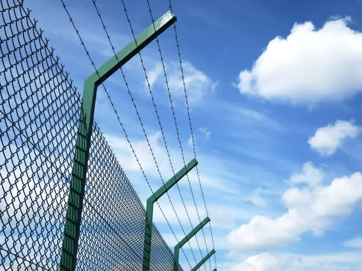 Задержан с поличным: пресечён канал незаконной доставки наркотиков, телефонов и SIM‑карт в колонию