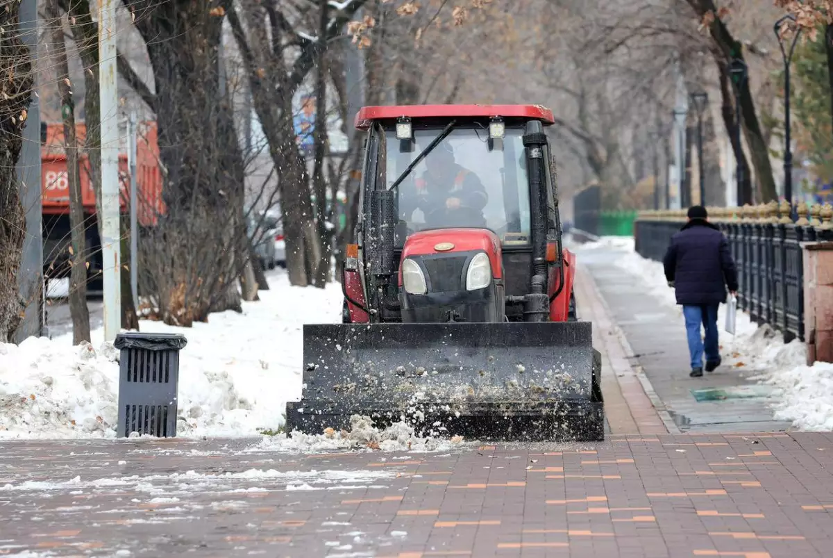 Коммунальные службы Алматы продолжают ликвидацию последствий снегопада