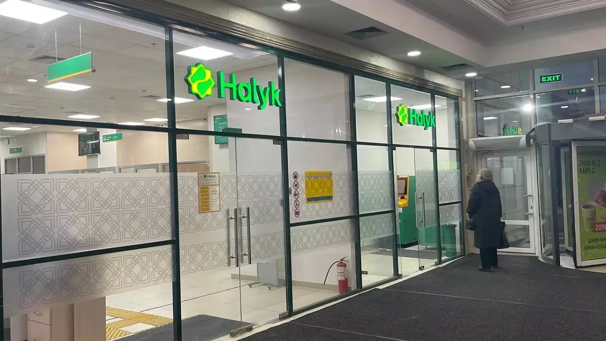 «Проверяйте свои счета»: Народный банк уведомил клиентов о закрытии текущих счетов через 30 дней