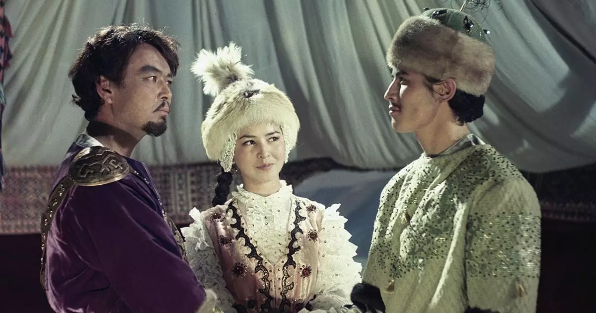  Кинода Төлеген мен Жібекке кедергі болған Бекежан өмірде екеуінің тойын басқарып берді 