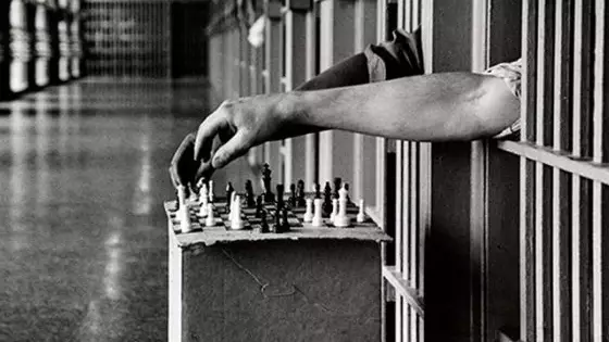 “17 телефон, есірткі, SIM-карталар” - Кәсіпкер түрмеге тыйым салынған заттарды өткізбек болған