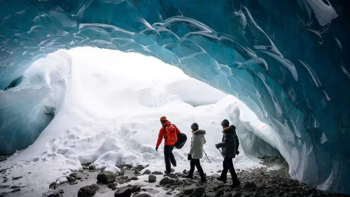 ШҚО-да тауға көңіл көтеруге шыққан 9 турист адасып кетіп, үсіп өле жаздады