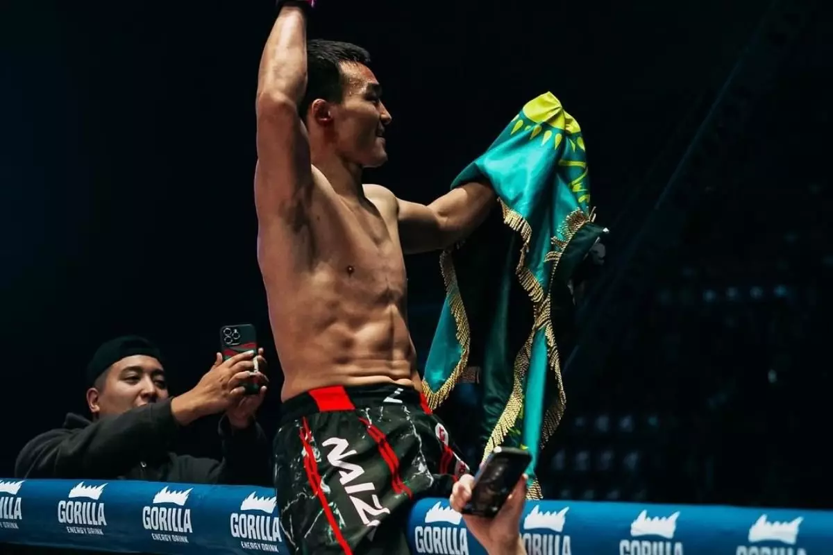 Заманбеков за раунд «усыпил» узбекского проспекта в битве за пояс NAIZA