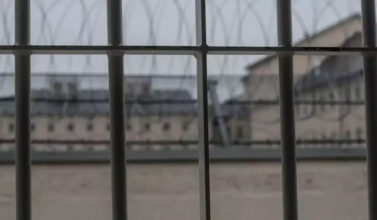 Бизнесмен пытался пронести марихуану и телефоны в колонию ЗКО