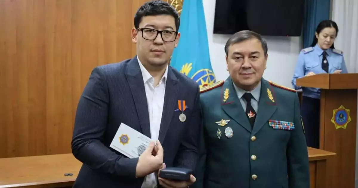  Астанада мұз астына түсіп кеткен адамды құтқарған азамат марапатталды 