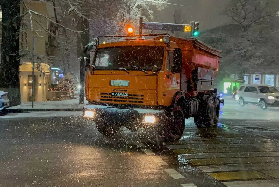 В Алматы после снегопада на улицы вышли почти 1,8 тысячи рабочих