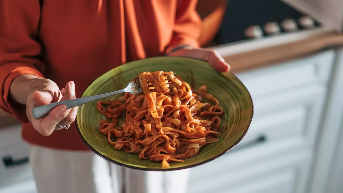 Почему в холодную погоду усиливается чувство голода и что действительно помогает обуздать зимние пристрастия в еде.