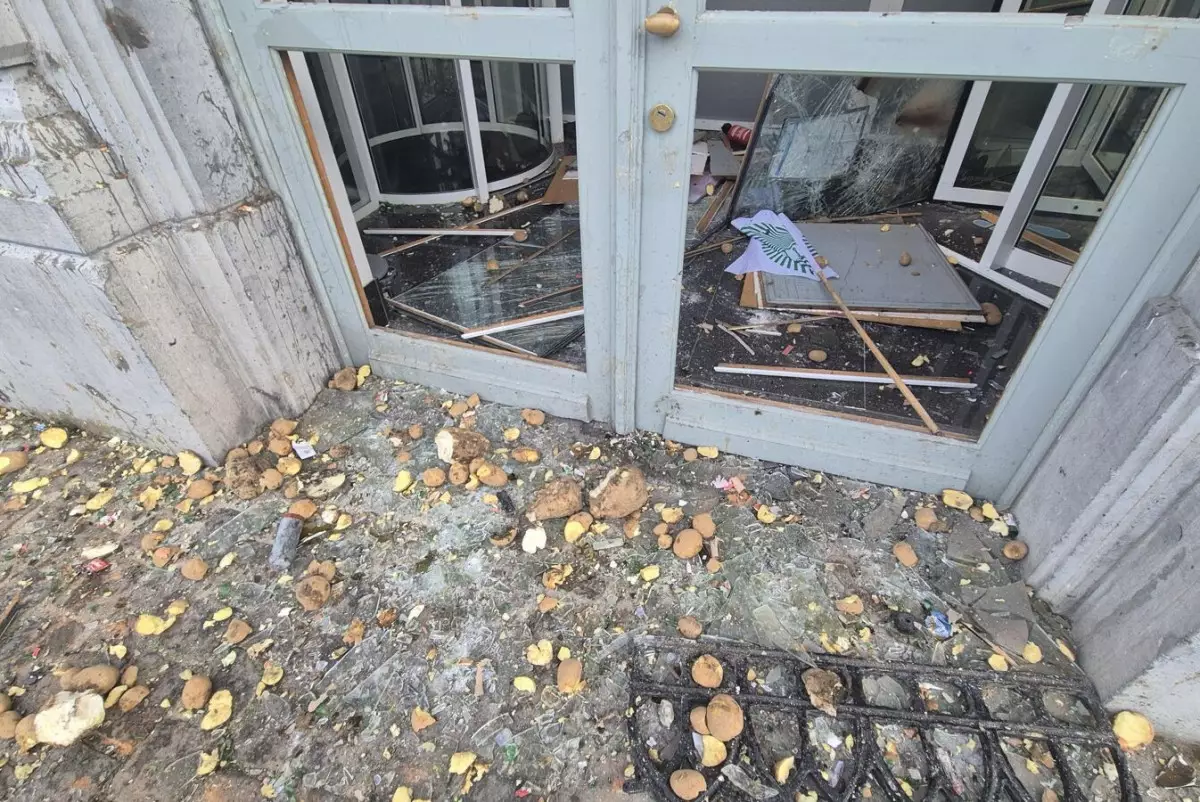 50 тонн мусора и раненые полицейские: чем закончился фермерский протест в Брюсселе