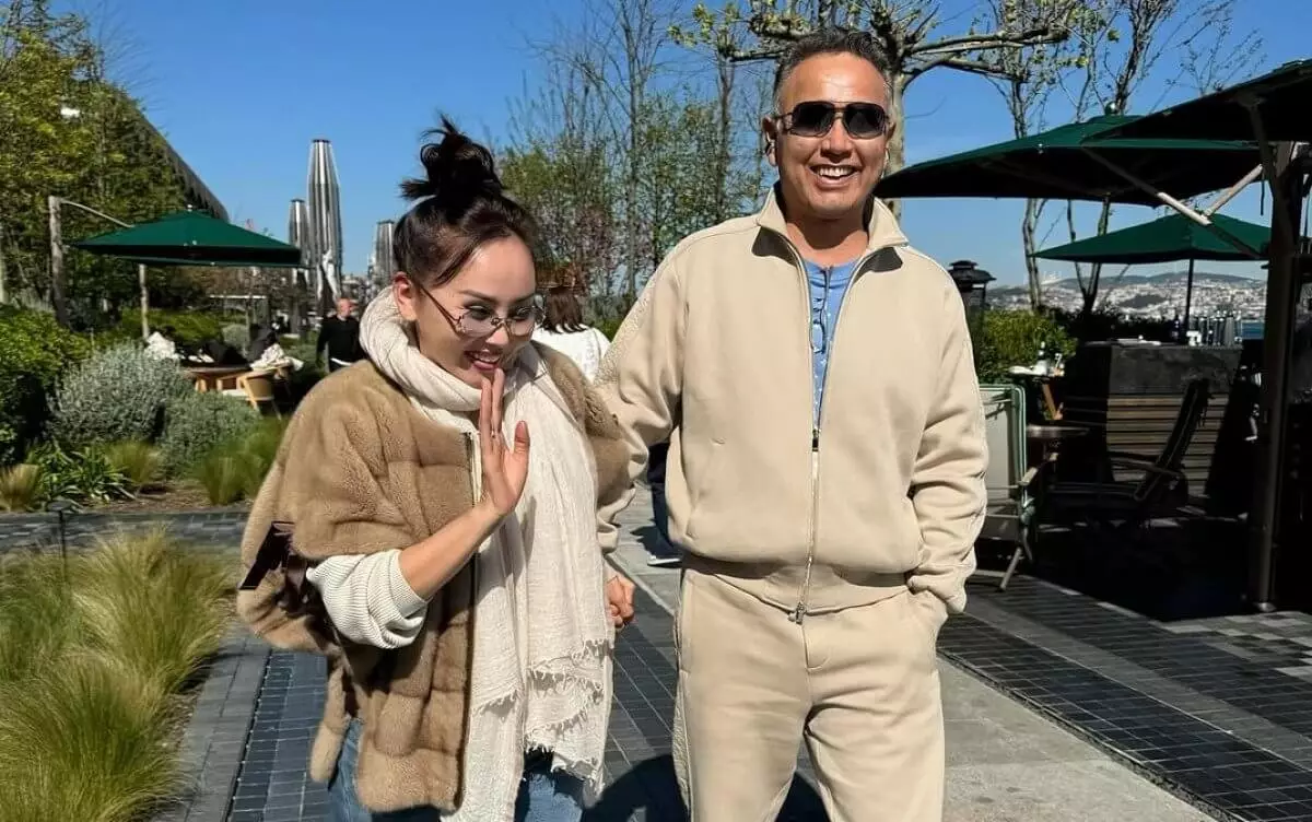 Супруг Баян Алагузовой будет платить пенсию родителям своих сотрудников