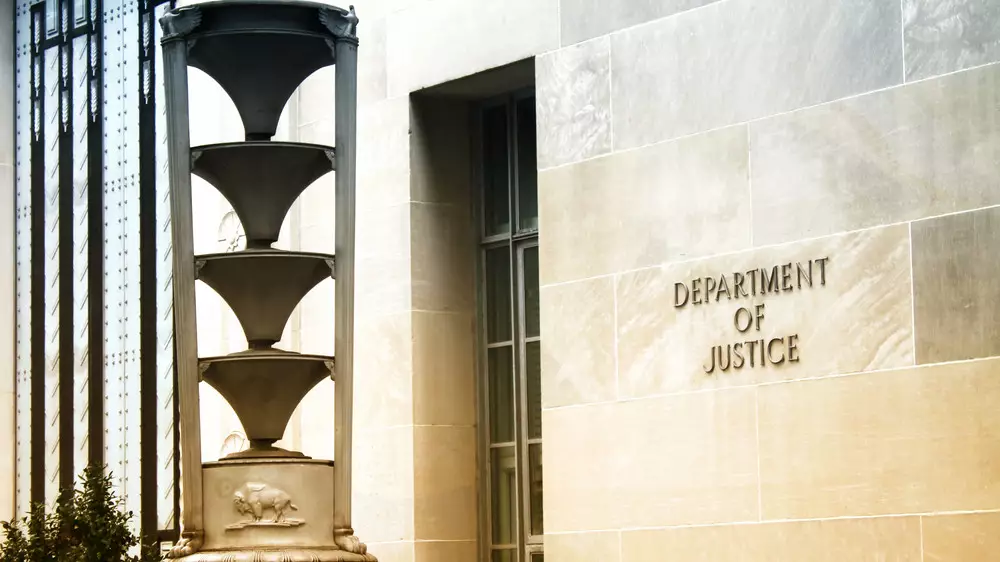 С сайта Минюста США исчезли файлы по делу Эпштейна, включая фото с Трампом