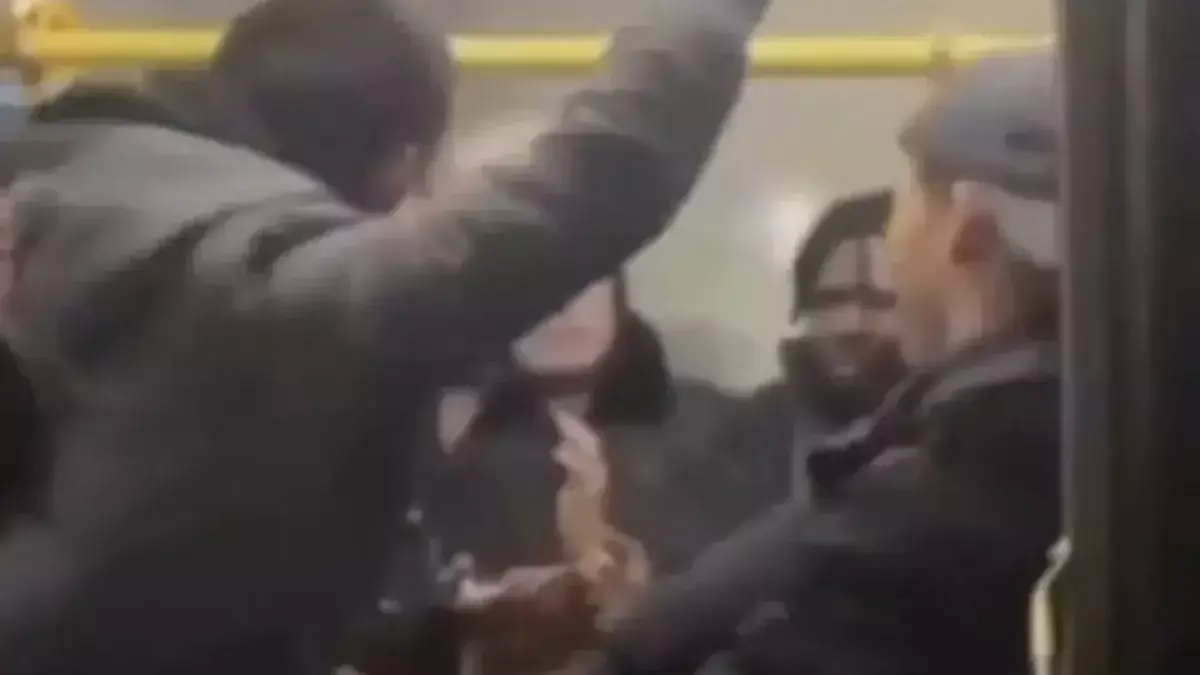 Автобустағы жанжал: Алматыда бір топ жігіт шетелдіктерге шабуыл жасады (ВИДЕО)