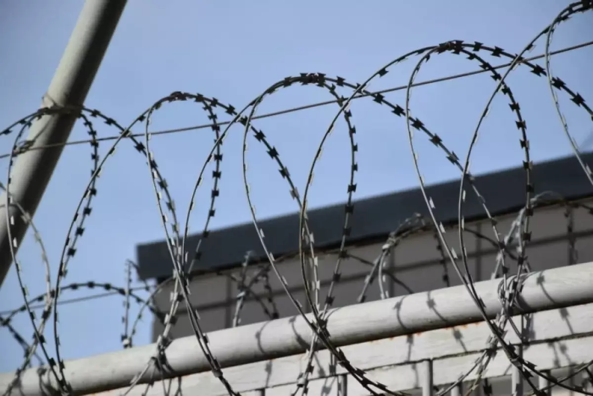 Бизнесмен пытался пронести марихуану и телефоны в колонию ЗКО