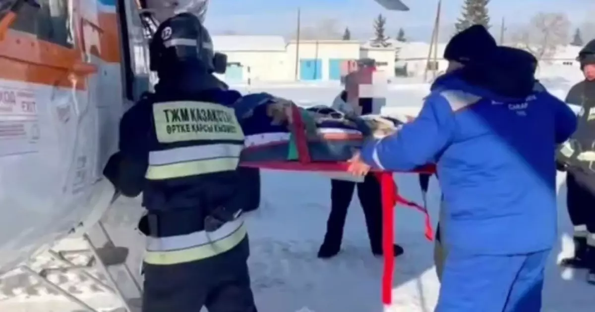   «Қазавиақұтқару» тікұшағы жүкті әйелді шұғыл түрде Өскеменге жеткізді   