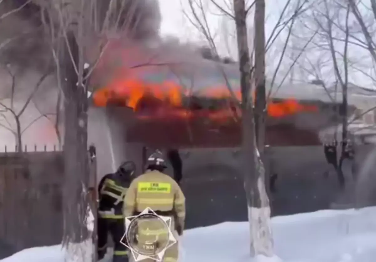 Два газовых баллона успели вынести при пожаре частного дома в Астане