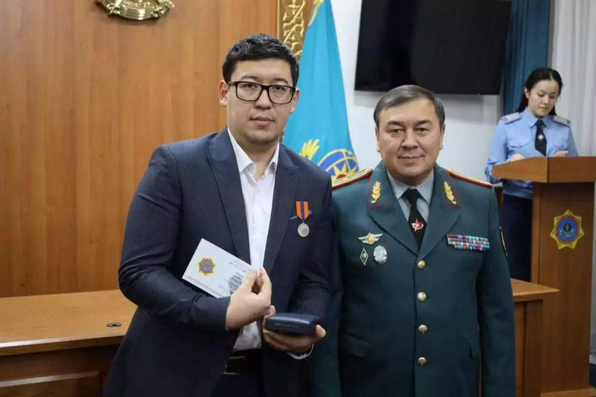 Астанада Есілге батып бара жатқан адамды құтқарған тұрғын марапатталды