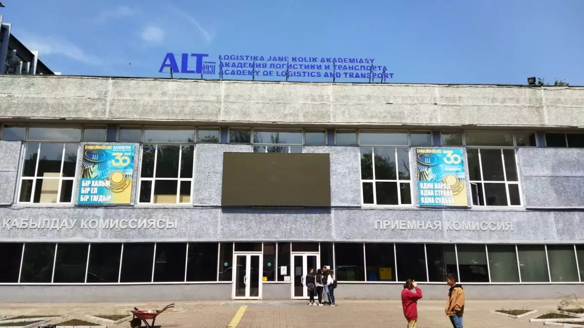 Алматыдағы университетте студент мұғалімді пышақтады (ВИДЕО)