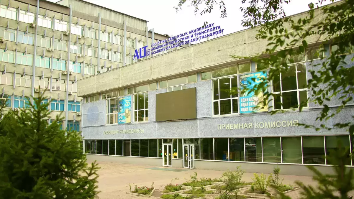 Алматыдағы университетте сұмдық жағдай: Студент мұғалімді пышақтады (ВИДЕО)