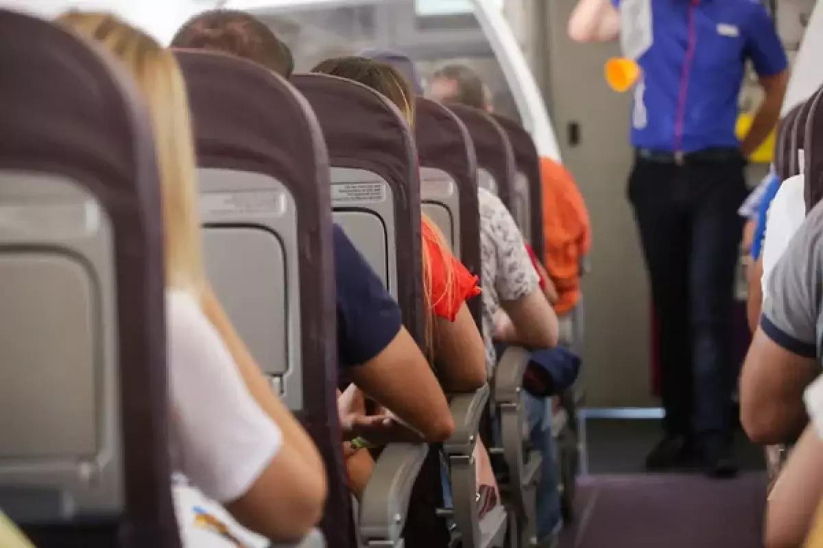 Пассажиры в шоке: родственники пытались посадить в самолет уже мертвую женщину