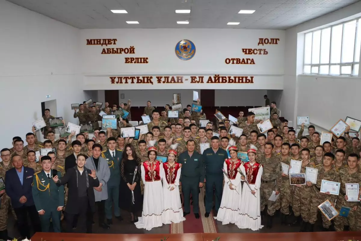 Более 120 солдат Нацгвардии в Астане торжественно проводили в запас