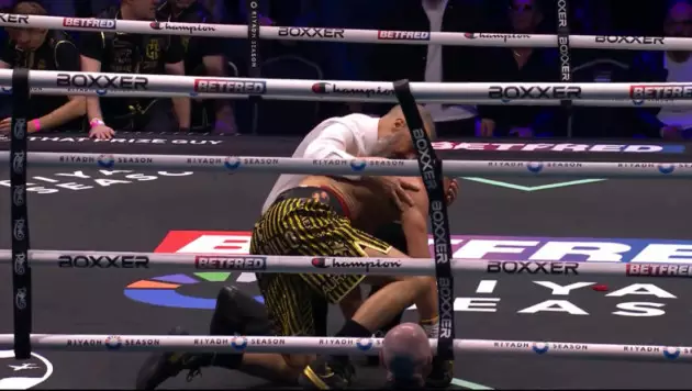 Первым поражением в карьере и нокаутом обернулся бой за три чемпионских титула