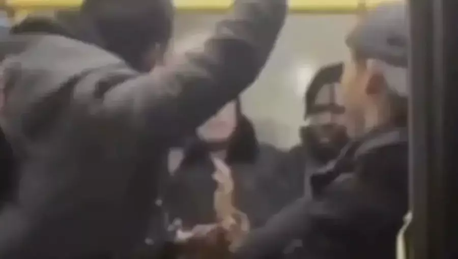 Алматыда автобуста бірнеше ер адам шетелдікті соққыға жықты