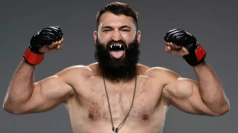 Экс-чемпион UFC подрался с командой популярного тиктокера