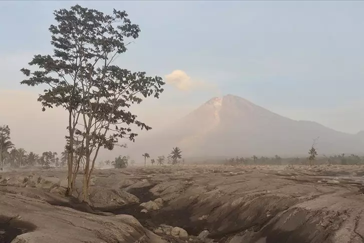 В Индонезии за ночь произошло шесть извержений вулкана Семеру