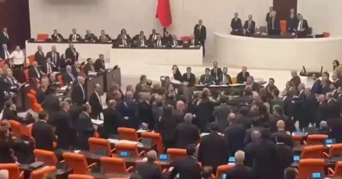  Депутаттар бюджетті талқылау кезінде жанжал шығарып, төбелесіп қалды (ВИДЕО) 