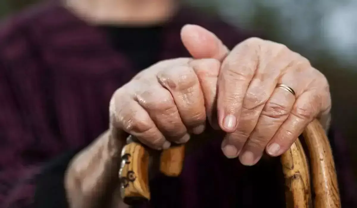 Қазақстанда 110 жастағы екі әженің үйіне чемодан ұстаған адамдардың не үшін барғаны белгілі болды