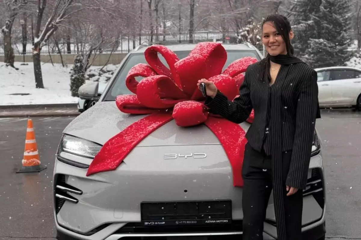 Бокстан әлем чемпионы Алуа Балқыбековаға көлік сыйға тартылды