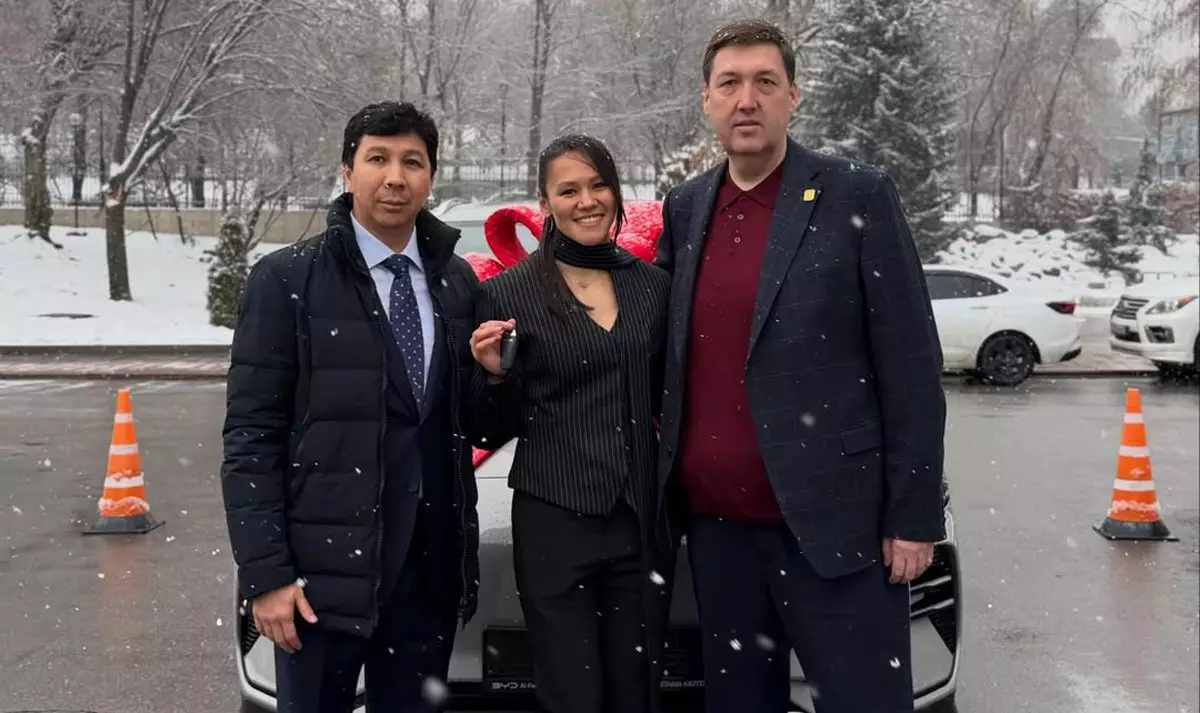 Алуа Балкибекова получила роскошный подарок от федерации бокса