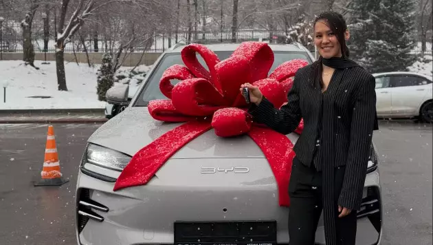 Чемпионке мира по боксу из Казахстана подарили автомобиль