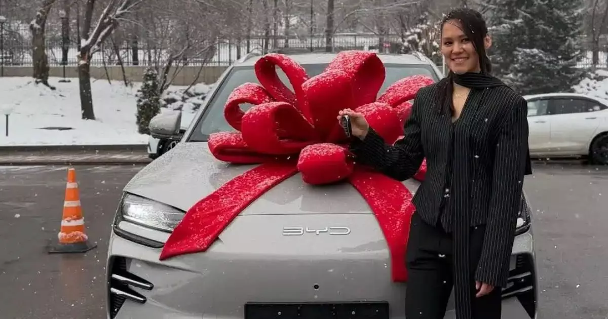  Сүйінші, ағайын! Алуа Балқыбекова соңғы үлгідегі қымбат темір тұлпар табысталды (ВИДЕО) 