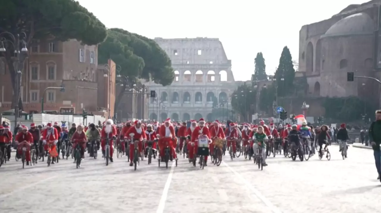 Праздничное шествие Санта-Клаусов прошло в Европе