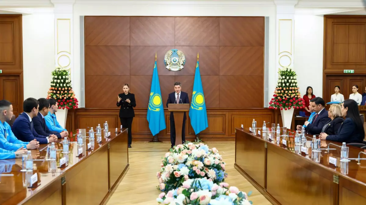 Қазақстанның үстел теннисі құрамасының бапкері медалін Президентке арнады