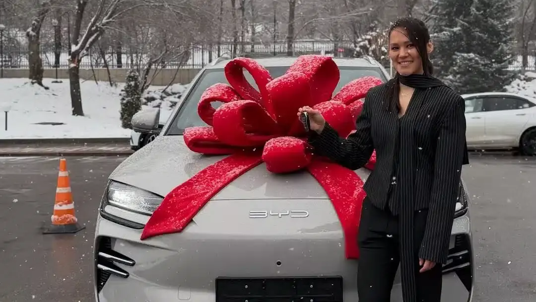 Сүйінші: Бір жылда екі дүркін әлем чемпионы атанған Алуа Балқыбековаға су жаңа көлік сыйға тартылды 